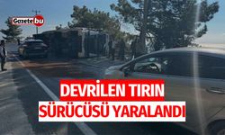 Devrilen tırın sürücüsü yaralandı