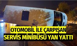 Otomobil ile çarpışan servis minibüsü yan yattı