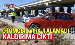 Otomobil virajı alamadı, kaldırıma çıktı