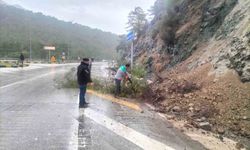 Kemer’de ufak çaplı toprak kayması meydana geldi