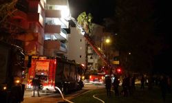 Antalya’da ev yangını apartman sakinlerini sokağa döktü