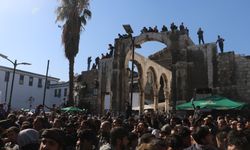 Emevi Camii'nde cuma namazı izdihamı: 3 kişi öldü