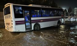 Su borusu patladı: Otobüs çukura düştü