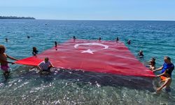 19 Mayıs’ı denizde dev Türk bayrağı açarak kutladılar