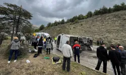 Isparta'da yolcu midibüsü devrildi: Çok sayıda yaralı var