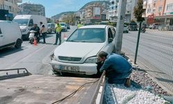 Refüje çarpan otomobil, direğe çarparak durabildi