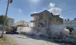 4 katlı bina iş makinesinin darbesiyle yerle bir oldu