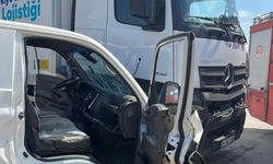 Kamyon ile hafif ticari araç çarpıştı: 2 yaralı