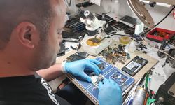 Cep telefonu bataryası patladı! Alev alev yanmaya başladı