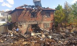 Yaşlı çiftin evi yandı! Yıkım kararı verildi