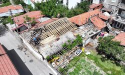 Yangında zarar gören evin tadilatı yapılıyor