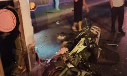 Kırmızı ışıkta bekleyen otobüse çarpan motosikletin sürücüsü hayatını kaybetti