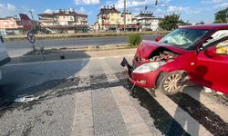 Manavgat'ta otomobil ile kamyonet çarpıştı: 1 yaralı