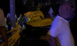 Mersin'de Taksi Ağaca ve Elektrik Direğine Çarptı: 2 Ölü