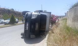 Ticari araç yandan çarptığı kamyoneti devirdi