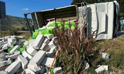 Burdur'da gazbeton yüklü kamyonet şarampole devrildi