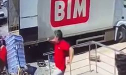 BİM'de feci kaza: Taşıdığı yükle kamyon arasında sıkıştı