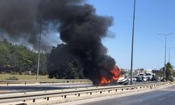 Manavgat'ta bariyerlere çarpan otomobil alev aldı