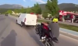 Plakasız motosikletle akrobasi hareketi yapan sürücüye, Trafik Kanunu’nun çeşitli maddelerinden ceza uygulandı