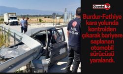 Bariyerlere saplanıp hurdaya dönen araç sürücüsü yaralandı