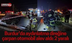 Burdur'da aydınlatma direğine çarpan otomobil alev aldı: 2 yaralı