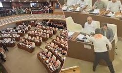 Belediye Meclisi'nde gergin anlar! CHP'li üye, AKP'li üyeye ayakkabı kutusu verdi