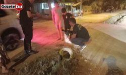 Kanalizasyon borusuna sıkışan yavru köpeği itfaiye kurtardı