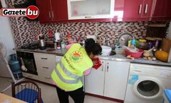 Kepez Belediyesi yürüme zorluğu yaşayan kadının evini temizledi