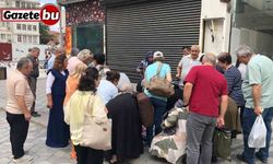 Vatandaşlar tişörtleri alabilmek için birbirleriyle yarıştı