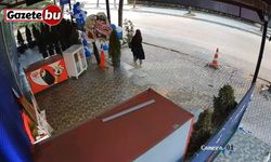 Dükkanın önündeki çiçeği alıp uzaklaşırken kameralara yakalandı