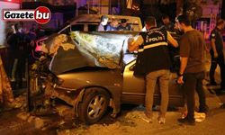 Ağaca ok gibi saplanan otomobilde 2 kişi öldü, sürücü ağır yaralandı