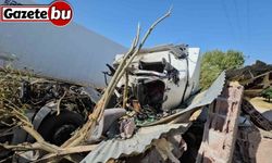 Adilcevaz’da meyve suyu yüklü tır devrildi: Sürücüsü yaralı olarak hastaneye kaldırıldı