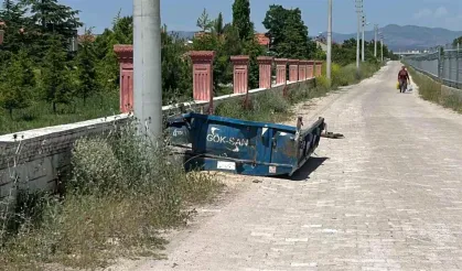 Uşak'ta Hemzemin Geçitte Tren ve Traktör Çarpıştı
