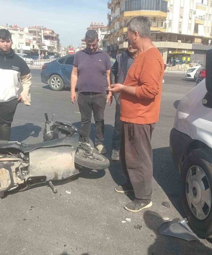 Minibüs ile motosiklet çarpıştı: 1 yaralı