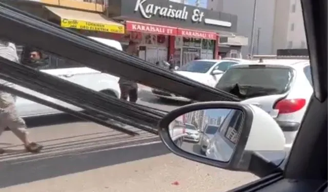 Adana'da Kamyonette Yüklü Demirler, Ani Fren Yapan Otomobile Saplandı