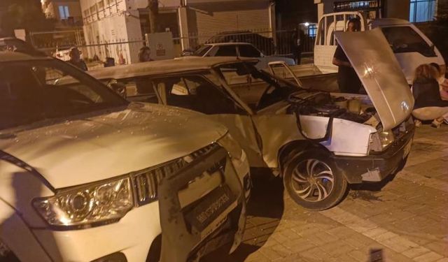 Antalya'da kamyonetle otomobil çarpıştı, 3 kişi yaralandı