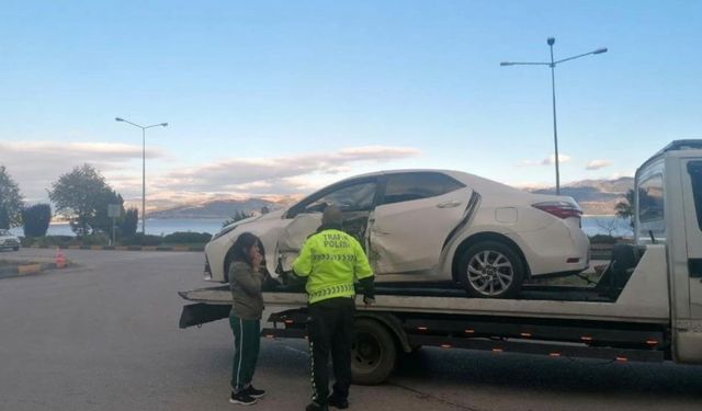 Isparta'da Otomobil ve Minibüs Çarpıştı