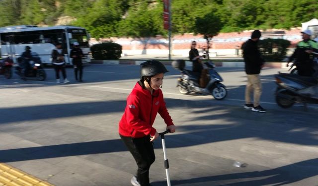 Oyuncak scooterıyla polisin önünde büyüklerine ders verdi