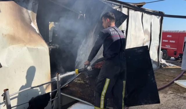 Antalya'da Otel İnşaatında Yangın: 10 Konteyner Küle Döndü