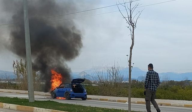 Antalya'da Seyir Halindeki Otomobil Alev Alev Yandı