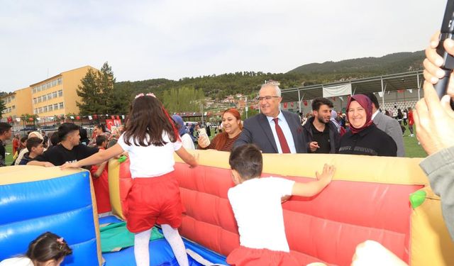 Başkan Arslan, Çamelili çocukların 23 Nisan coşkusuna ortak oldu
