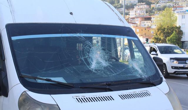 Antalya’da servis aracına sopalı saldırı
