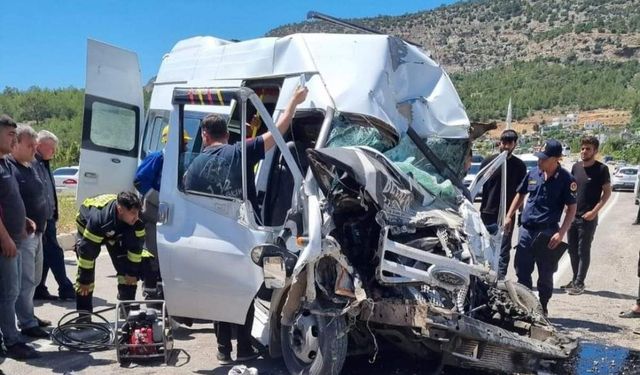 Mersin'de servis minibüsü park halindeki otobüse çarptı: 1 ölü, 2 yaralı