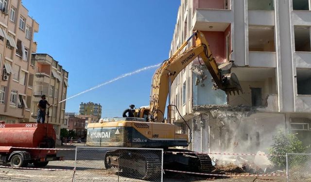 Kozan'da ağır hasarlı binaların yıkımına 18 ay sonra başlandı