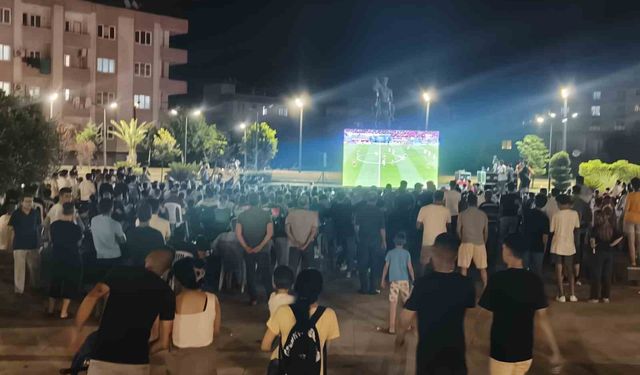 Ceyhan’da Türkiye-Avusturya maçı heyecanı dev ekranda yaşandı