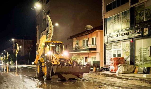 Burdur’da etkili olan sağanak yağış nedeniyle yollar göle döndü