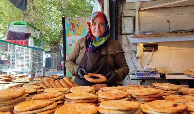 Hacer Usta, 13 yıldır taş ocağında çörek ve simit pişiriyor