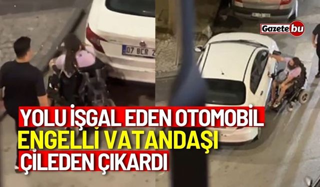 Yolu işgal eden otomobil engelli vatandaşı çileden çıkardı