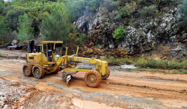 Alanya Belediyesi'nden yağmurda kapanan yollara anında müdahale