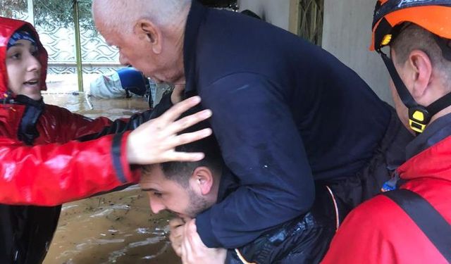 Evde mahsur kalan yaşlı adam ile kızı ve oğlu kurtarıldı